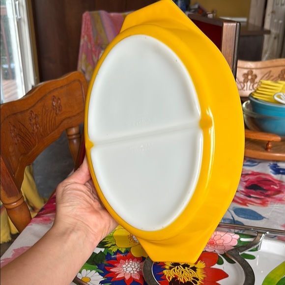 Vintage Pyrex Yellow Dish - Picture 4 of 4